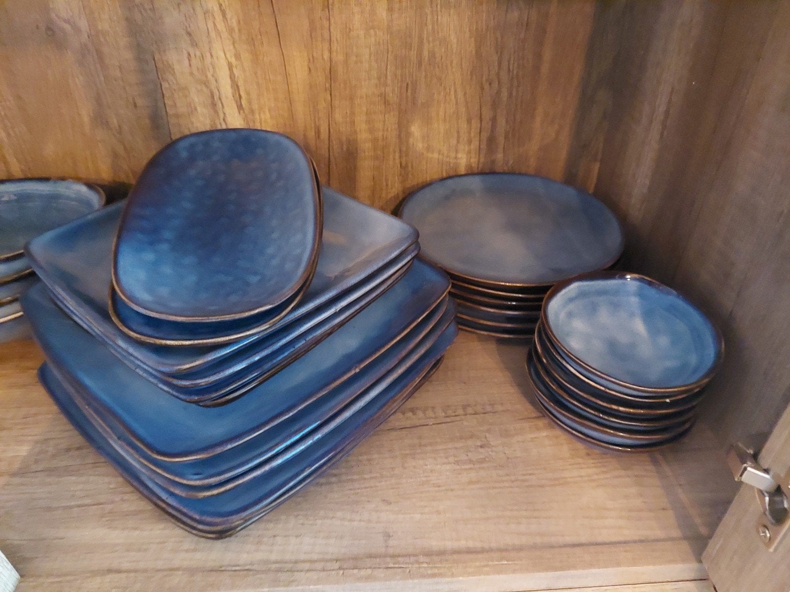 SERVIES TOSCANE BLAUW 34 DELIG AARDEWERK ZEER GOED STAAT, Overige merken, Ophalen of Verzenden, Zo goed als nieuw, Bord(en)