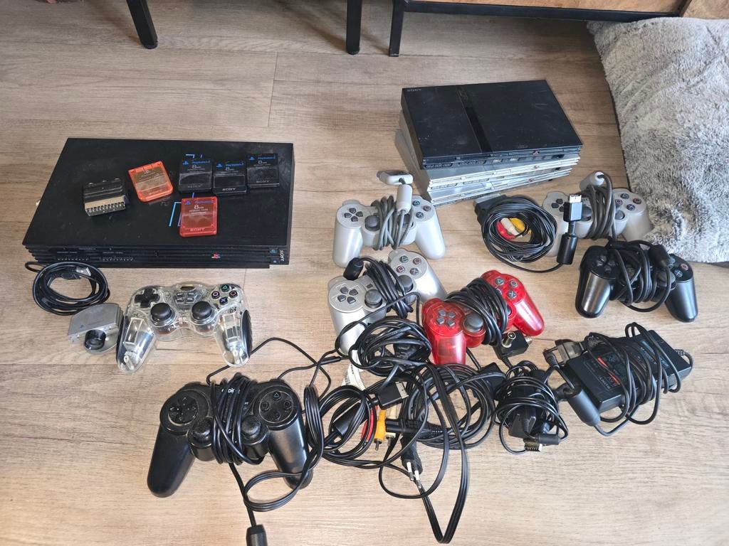 Meerdere PlayStation 2 consoles met controllers en games, Spelcomputers en Games, Spelcomputers | Sony PlayStation 2, Gebruikt