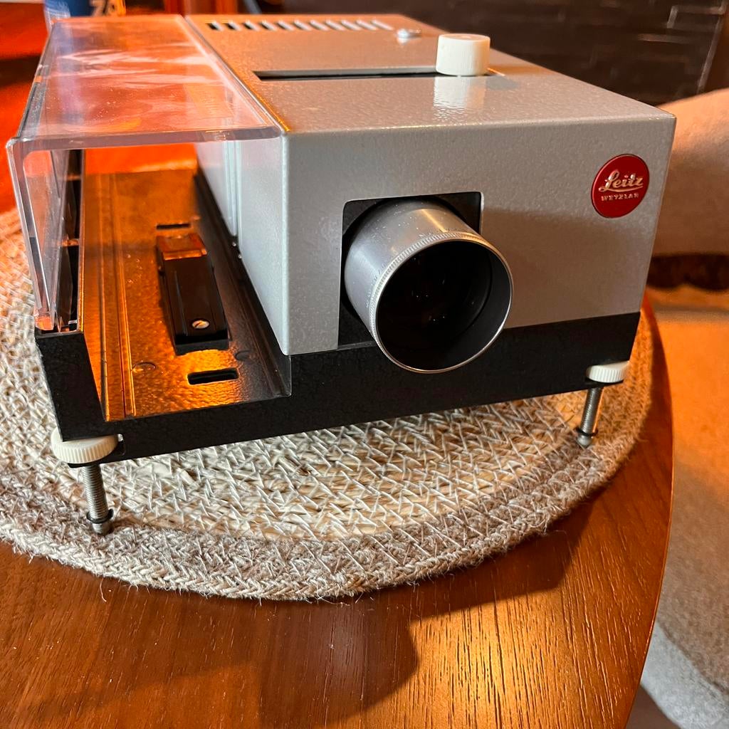 Leitz diaprojector met projectie scherm, Ophalen, Zo goed als nieuw