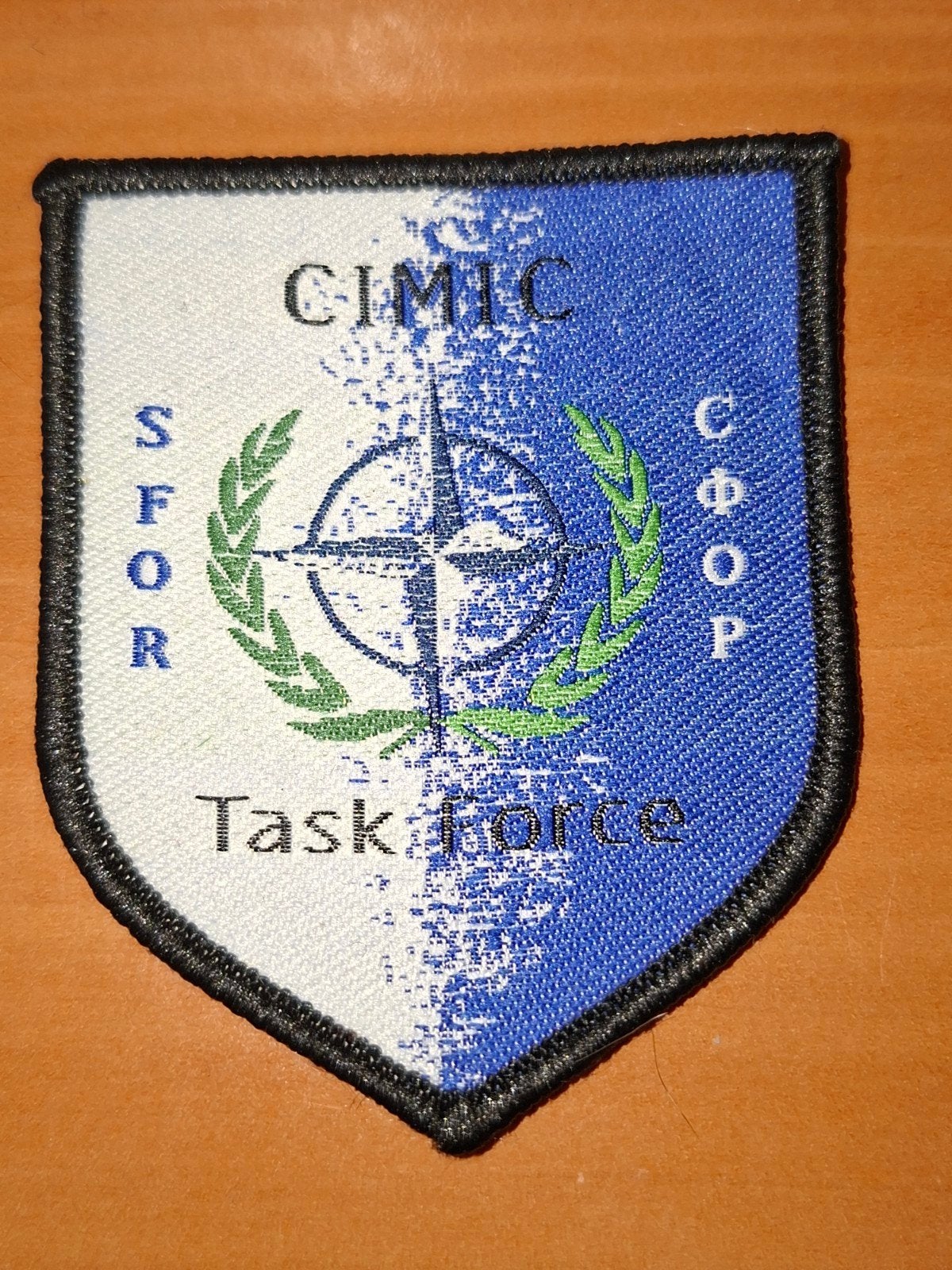 embleem cimic taskforce SFOR, Verzamelen, Ophalen of Verzenden, Landmacht, Nederland, Embleem of Badge