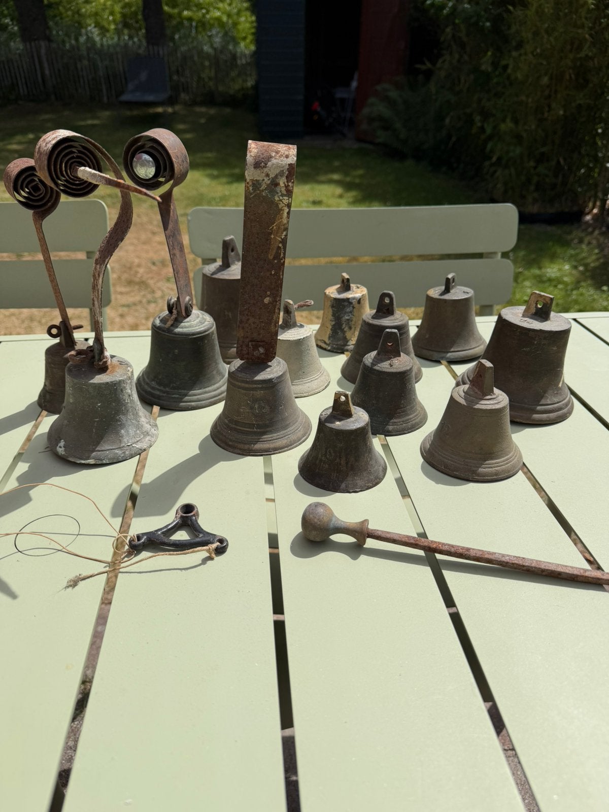 13 antieke trekbellen diverse maten bellen, Antiek en Kunst, Verzenden