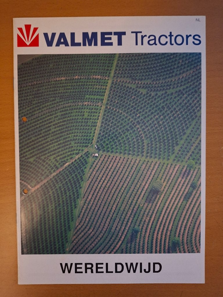Folder Valmet Tractors wereldwijd, Ophalen of Verzenden, Gelezen, Tractor en Landbouw