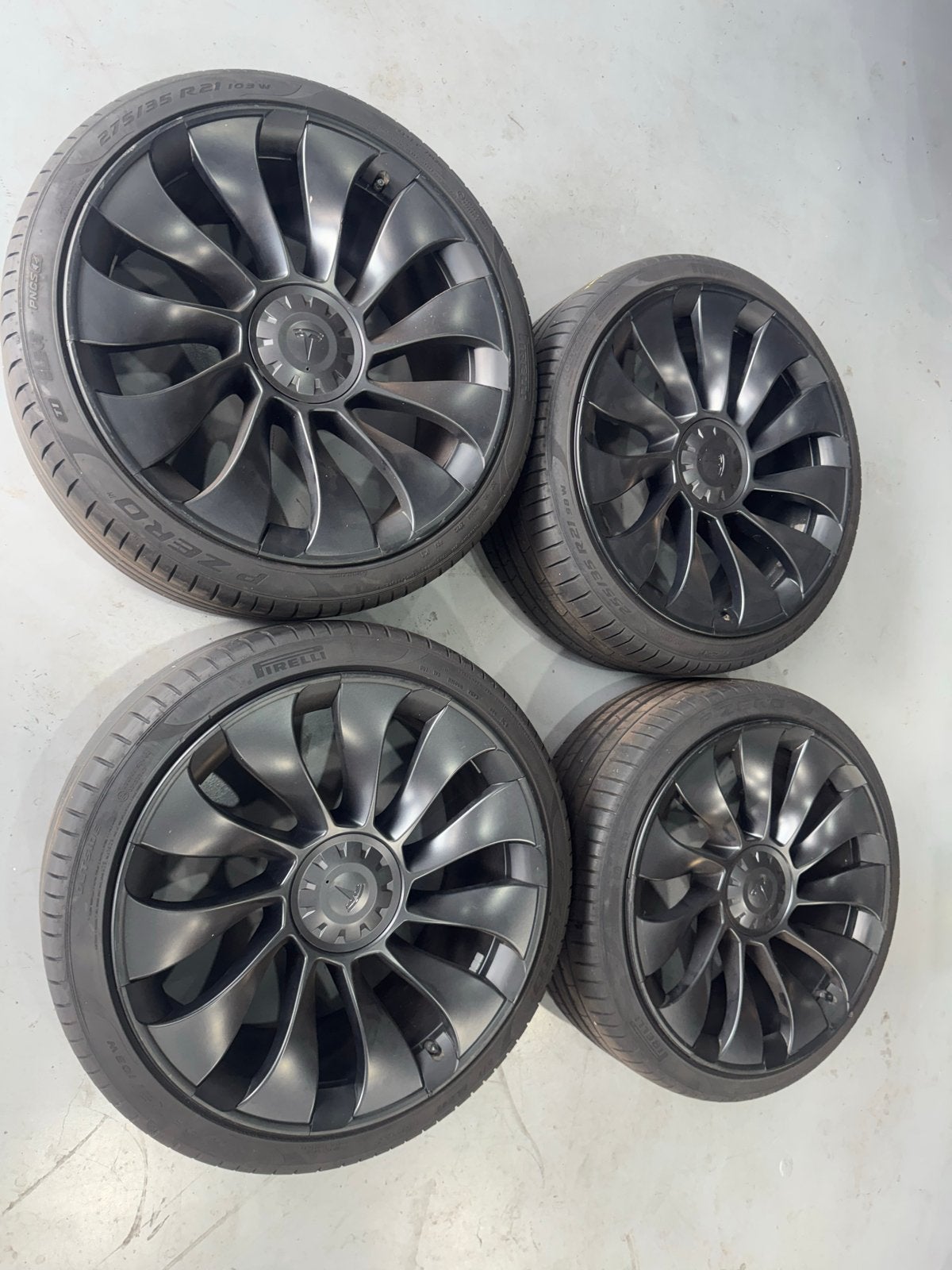 Tesla Model Y 2023 21 inch velgen met banden, Auto-onderdelen, Banden en Velgen, Ophalen, Gebruikt, 255 mm, Banden en Velgen
