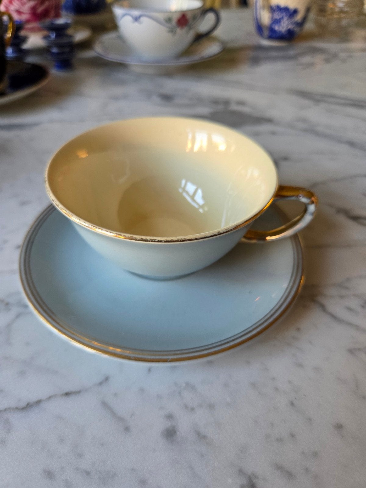 Vintage kop en schotel, lichtblauw met gouden rand, Antiek en Kunst, Ophalen