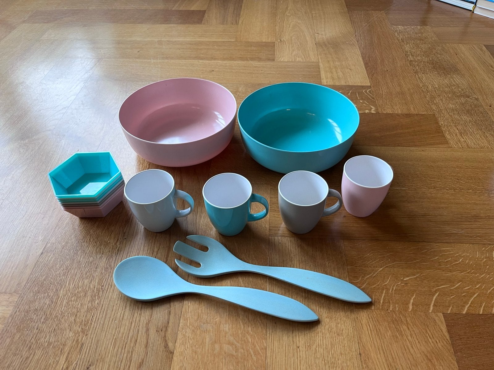 Kleurrijk servies set - borden, kommen, bekers, bestek, Ophalen, Overige materialen, Gebruikt, Effen