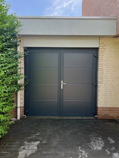 Dubbele aluminium garagedeuren inclusief kozijn (224 x 214), Doe-het-zelf en Verbouw, Ophalen, Deurkozijn, Aluminium, Zo goed als nieuw