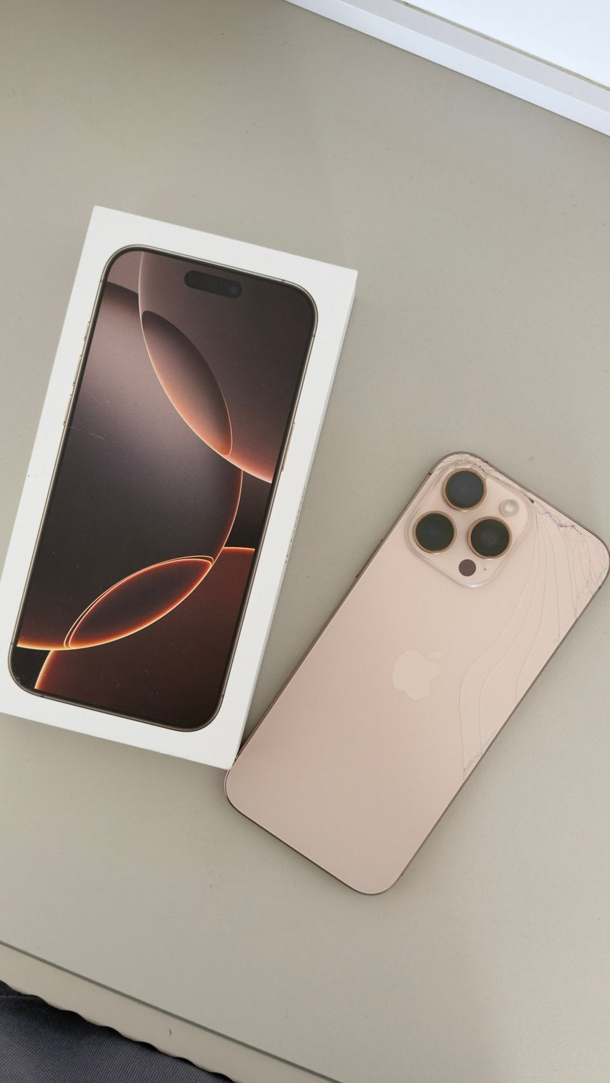 Foto 4 van iPhone 16 pro max Desert Titanium 256gb