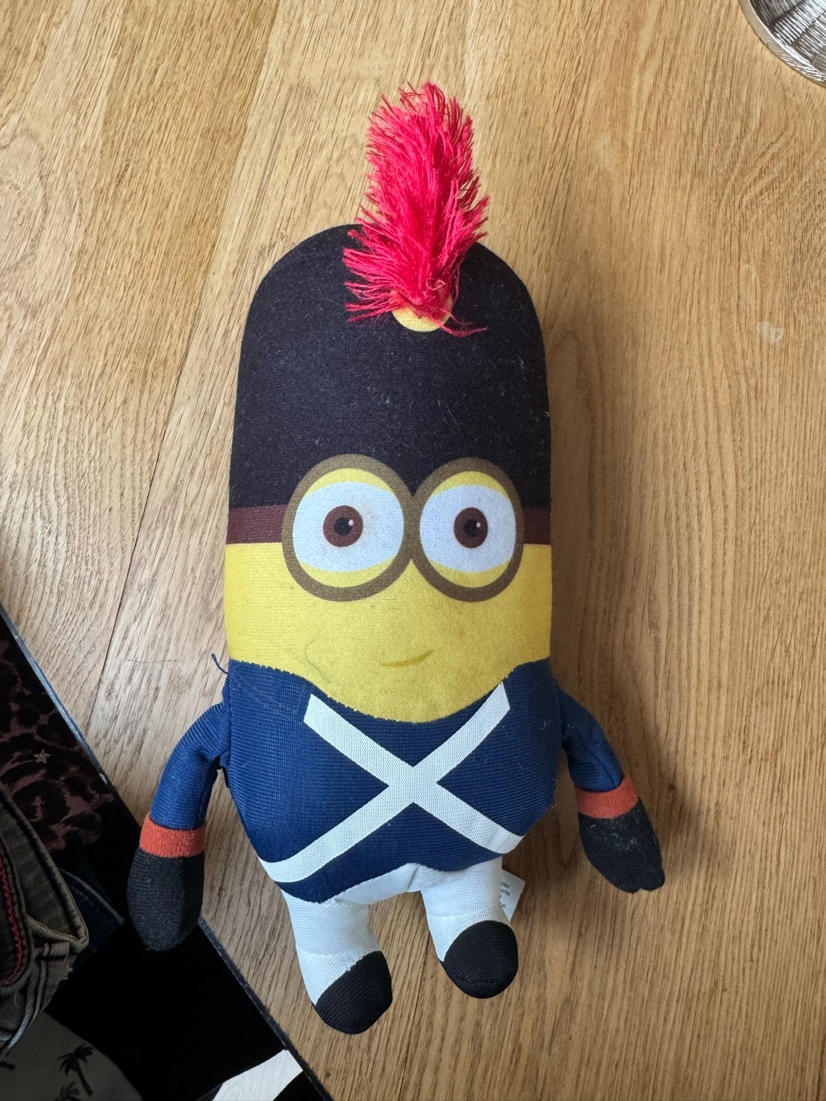 Minion knuffel met Schotse kilt en rode hanenkam, Overige merken, Overige karakters, Overige typen, Ophalen of Verzenden