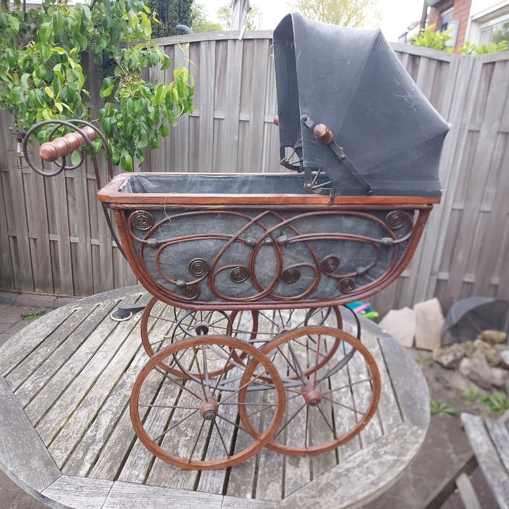 Antieke poppenwagen met porseleinen pop en accessoires, Antiek en Kunst, Antiek | Speelgoed, Ophalen