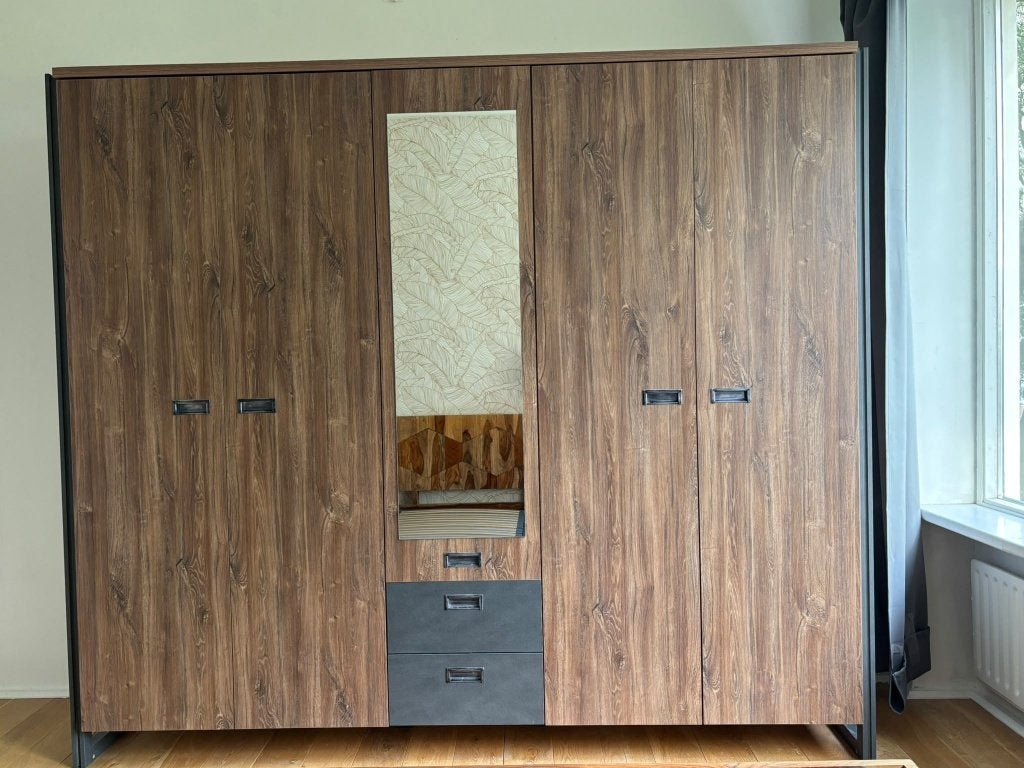 Ruime kledingkast met spiegel en lades - Zo goed als nieuw, Huis en Inrichting, 200 cm of meer, 200 cm of meer, Modern, 50 tot 75 cm
