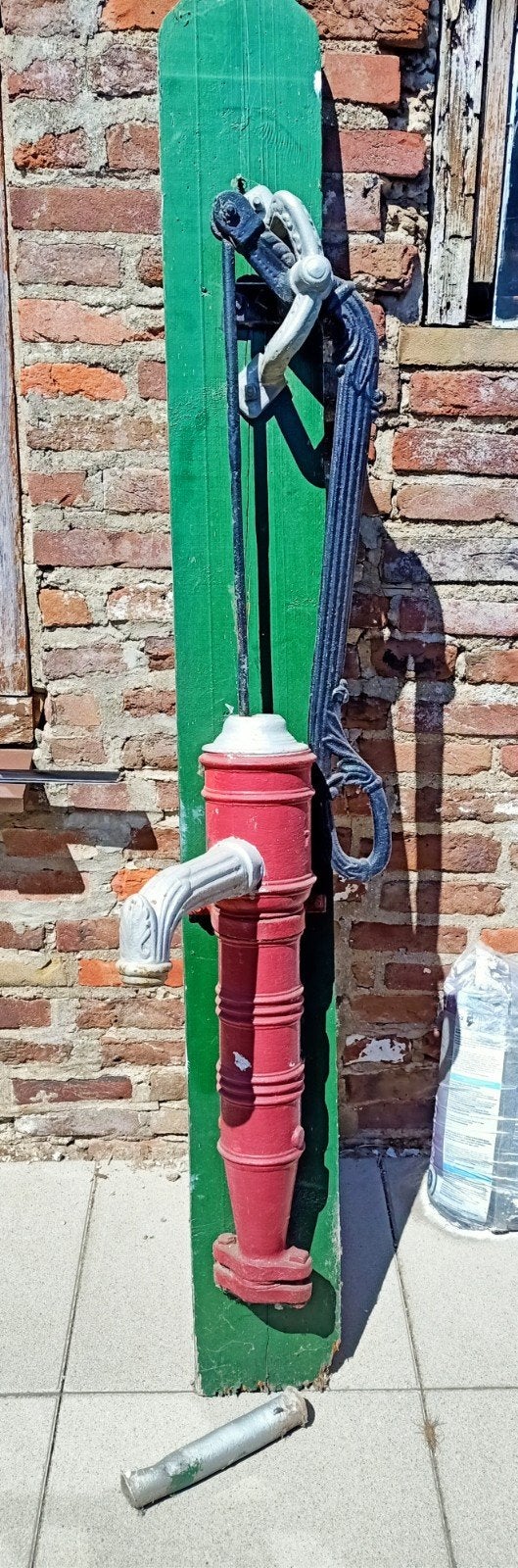 Antieke gietijzeren waterpomp - Decoratief object, Antiek en Kunst, Ophalen