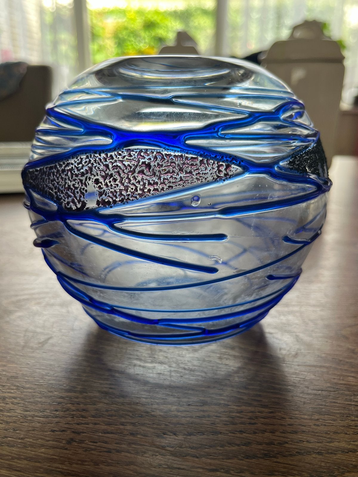Massieve glazen bolvaas met blauwe glasdraden en frit, Ophalen of Verzenden