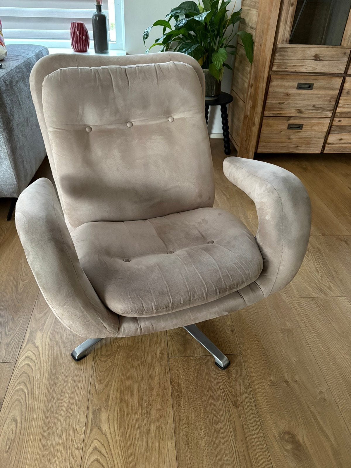 Nette draaifauteuil - beige, Huis en Inrichting, Fauteuils, Ophalen, Minder dan 75 cm, Scandinavische loungefauteuil met mid-century uitstraling