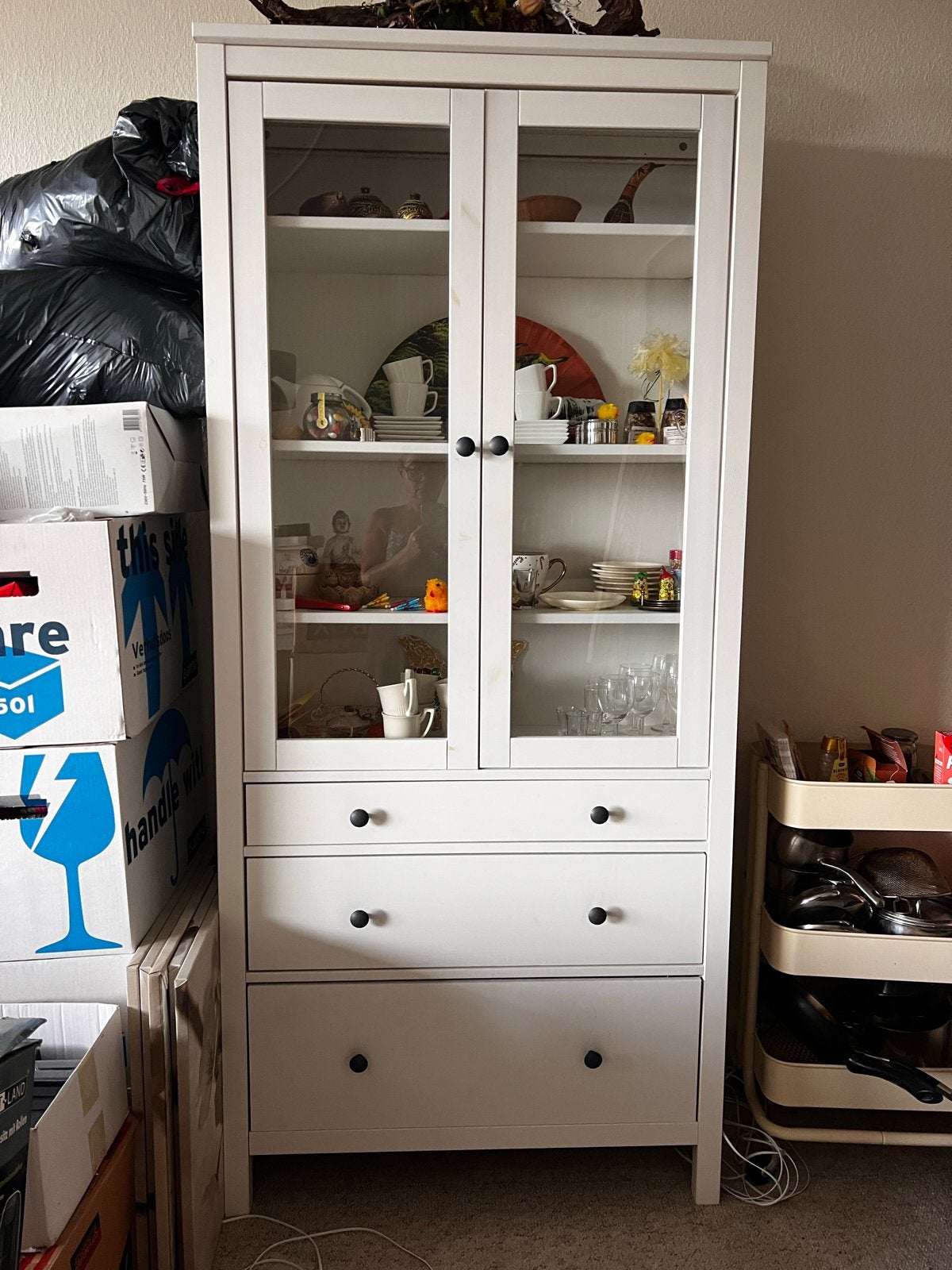 Witte Ikea Hemnes vitrinekast met lades en glazen deuren, Ophalen, Gebruikt, 50 tot 100 cm, Met lade(s)