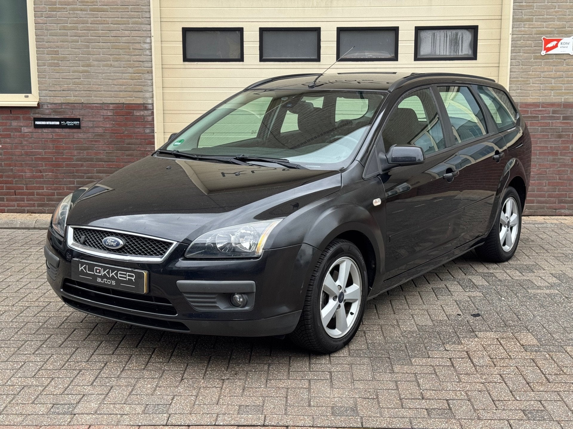 Ford Focus Wagon 1.8-16V Ambiente Flexifuel INRUILKOOPJE met, Auto's, Gebruikt, Zwart, 4 cilinders, Zwart