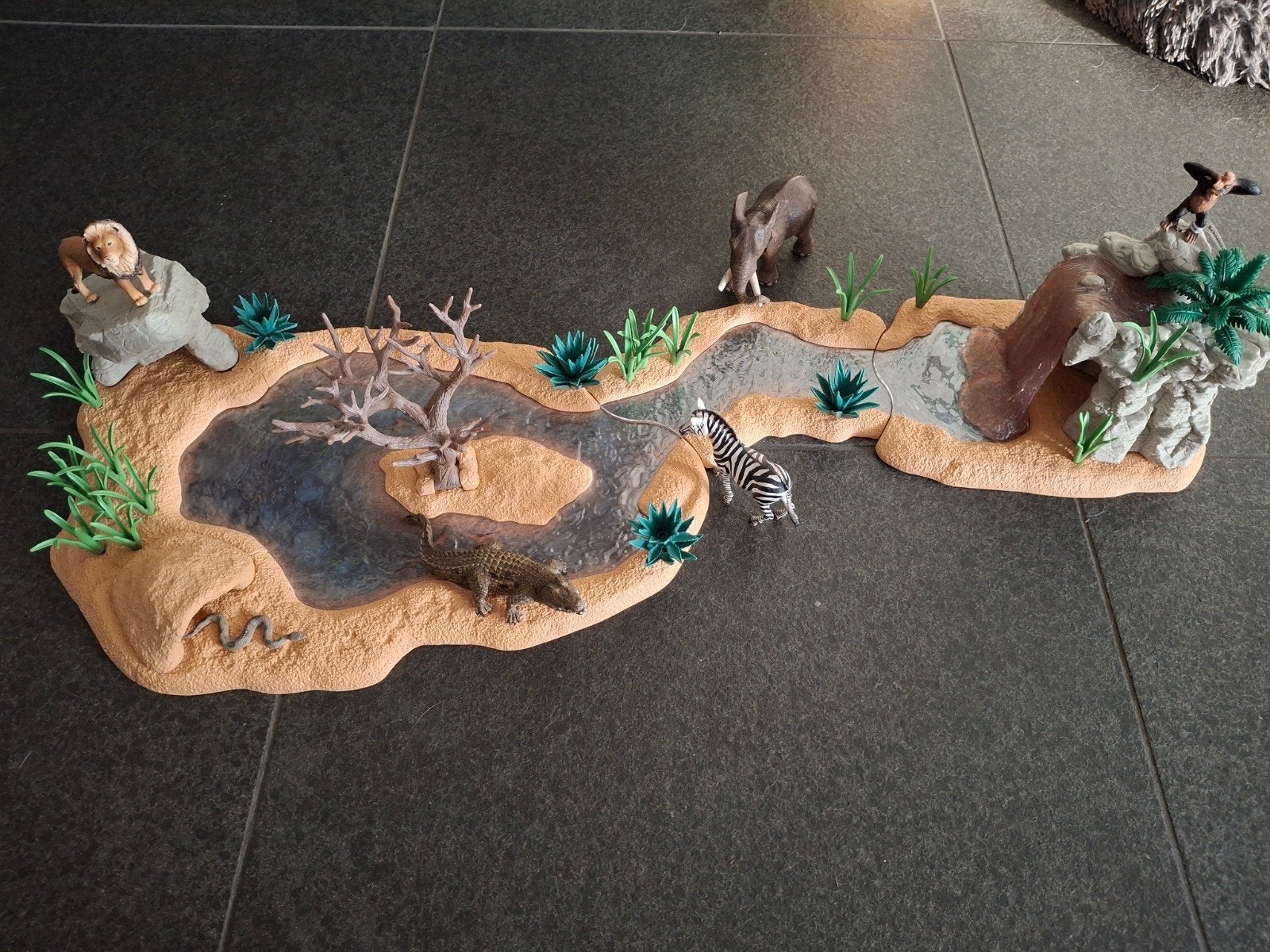 Schleich Drinkplaats met waterval (3 sets) incl dieren., Ophalen of Verzenden, Zo goed als nieuw