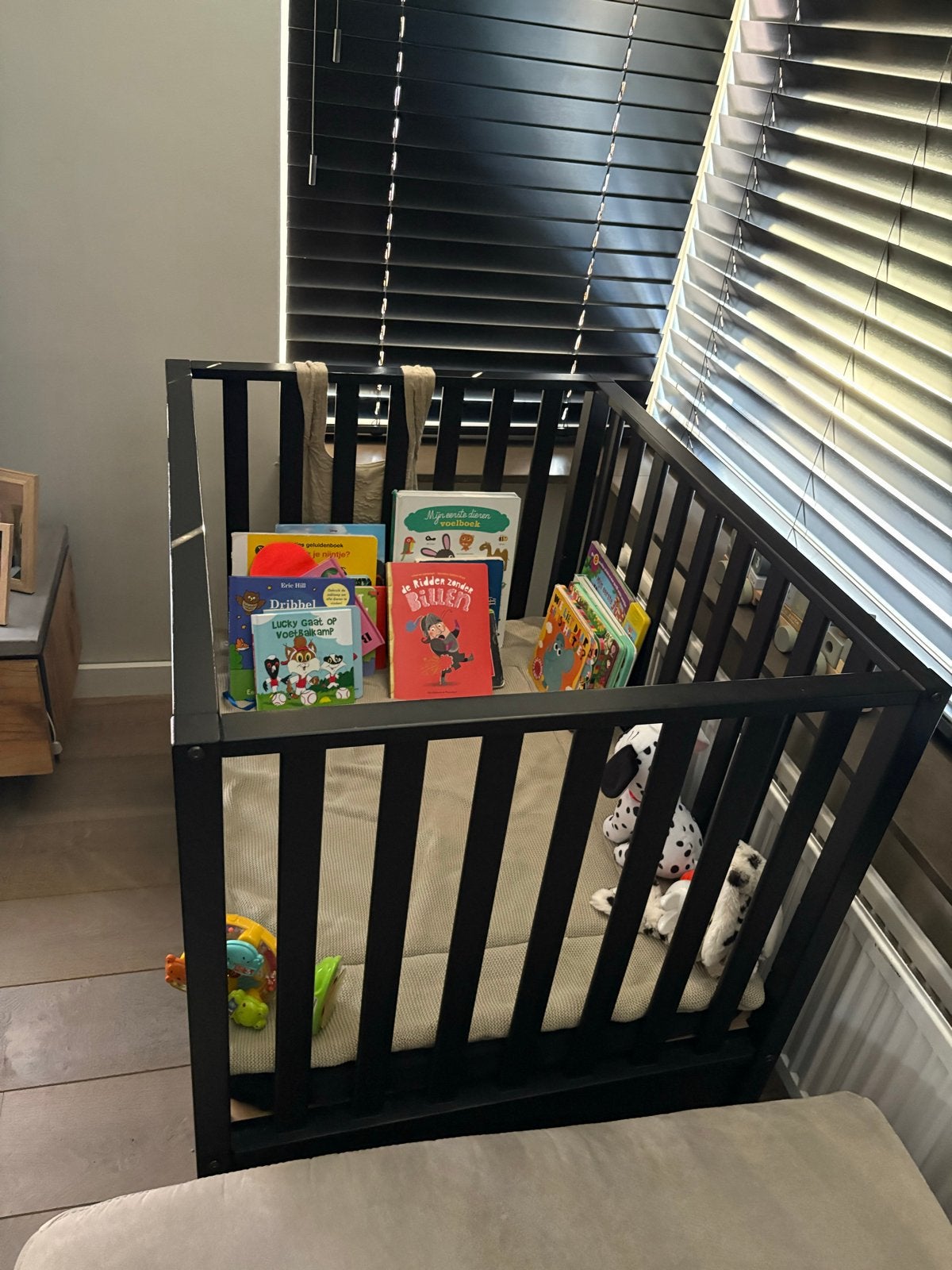 Zwarte houten box met lade en verstelbare bodem, Kinderen en Baby's, Ophalen of Verzenden, Gebruikt, Vierkant, In hoogte verstelbaar