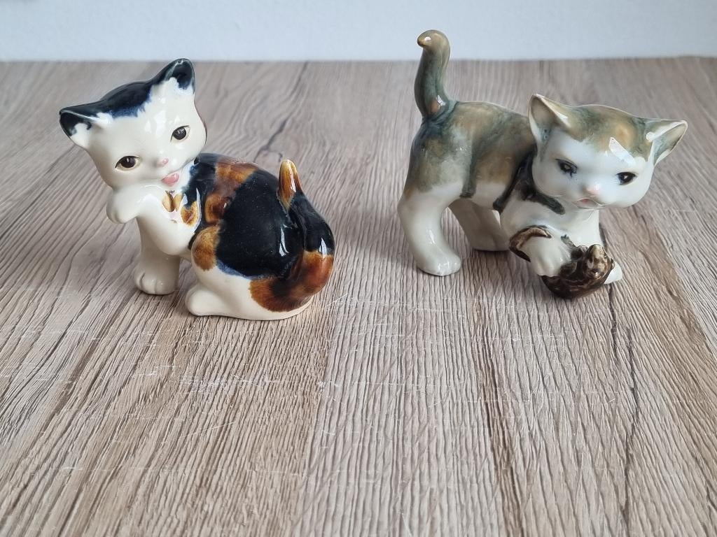 2 Mooie Vintage Katten Beelden Tabby Calico China Porselein, Verzamelen, Beelden en Beeldjes, Verzenden, Gebruikt, Dier