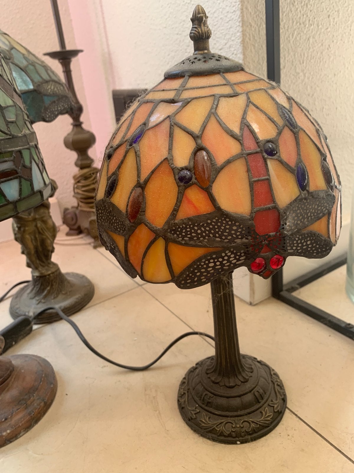 Tiffany stijl tafellamp met libellenmotief, Antiek en Kunst, Antiek | Lampen, Ophalen of Verzenden