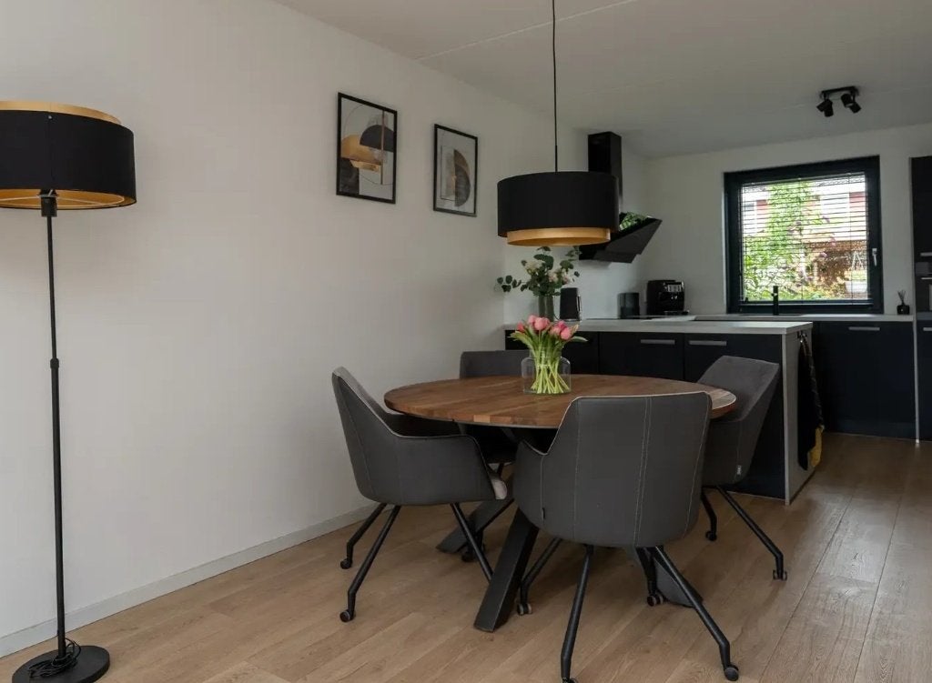 XOOON Colombo eettafel Ø130 cm – massief Kikarhout, Huis en Inrichting, Ophalen, Modern en stoer, Rond, 200 cm of meer