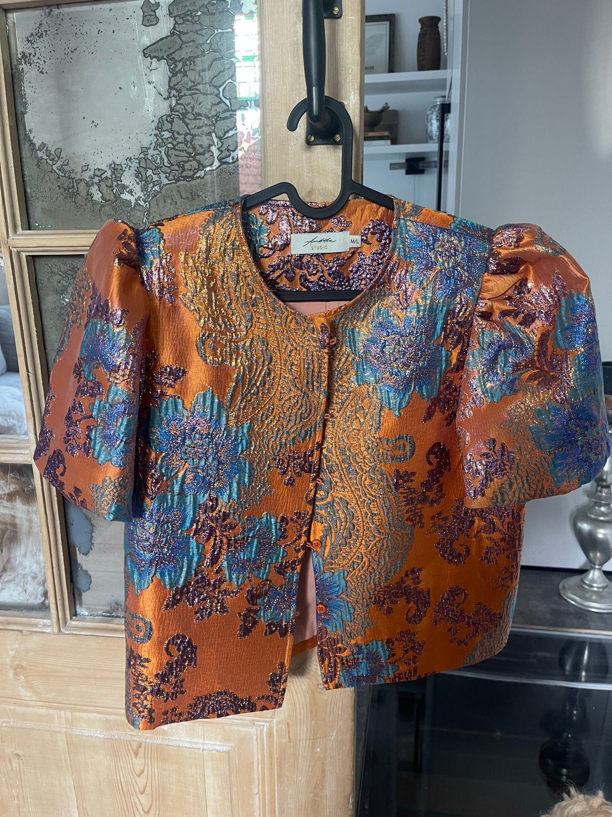 Ambika Studio Jasje M/L - Oranje met Blauwe Bloemen, Oranje, Zo goed als nieuw, Jasje, Ophalen