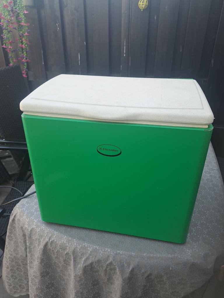 Koelbox op stroom of accu of gas, Minder dan 75 liter, Ophalen, Zonder vriesvak, Minder dan 85 cm