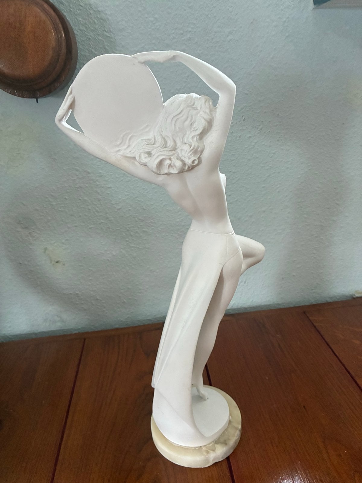 Elegant Vrouwenbeeld op Marmeren Sokkel - Klassieke Stijl, Ophalen, Gips, 20 - 50 cm, Beeld