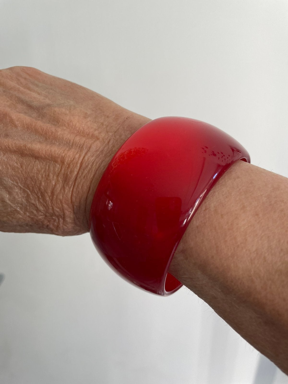 Armband rood hars met parelmoer tode glans alx nieuw, Ophalen of Verzenden, Zo goed als nieuw, Rood