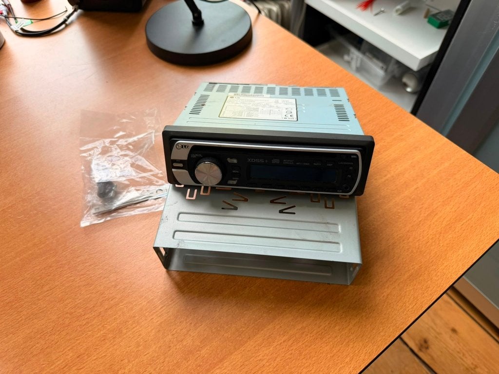 Gebruikte LG LAC2900RN autoradio incl. metalen inbouwframe, Auto diversen, Ophalen of Verzenden, Gebruikt