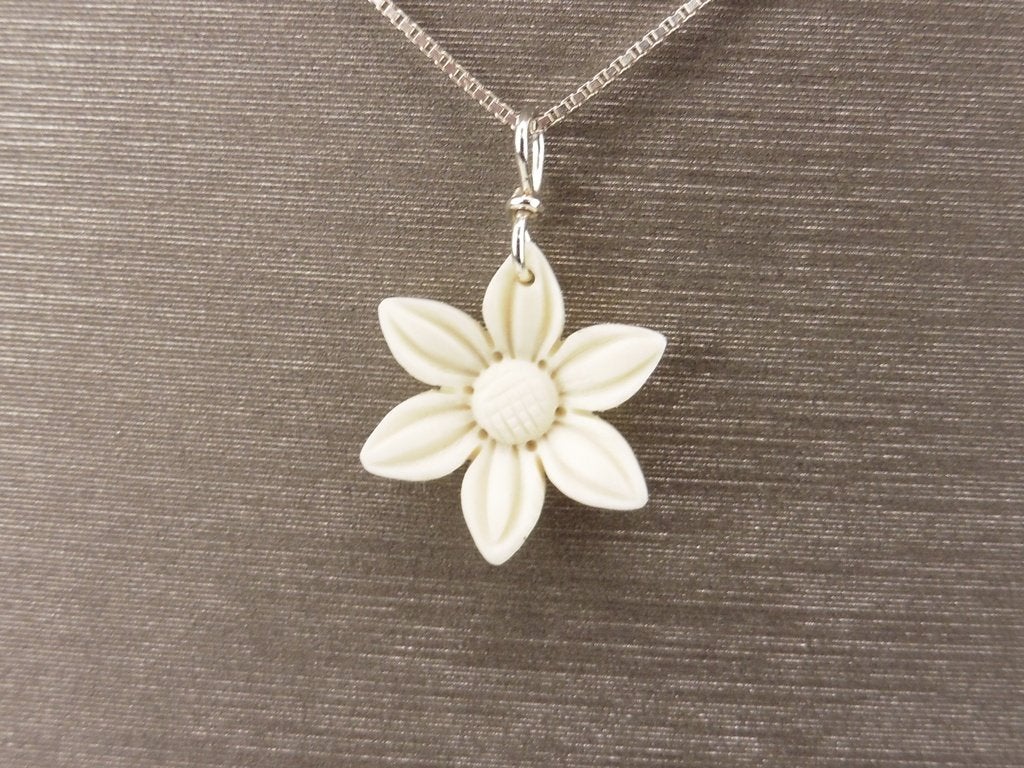 Zilveren collier met bloem hanger                         M3, Gebruikt, ., Beige, Ophalen of Verzenden