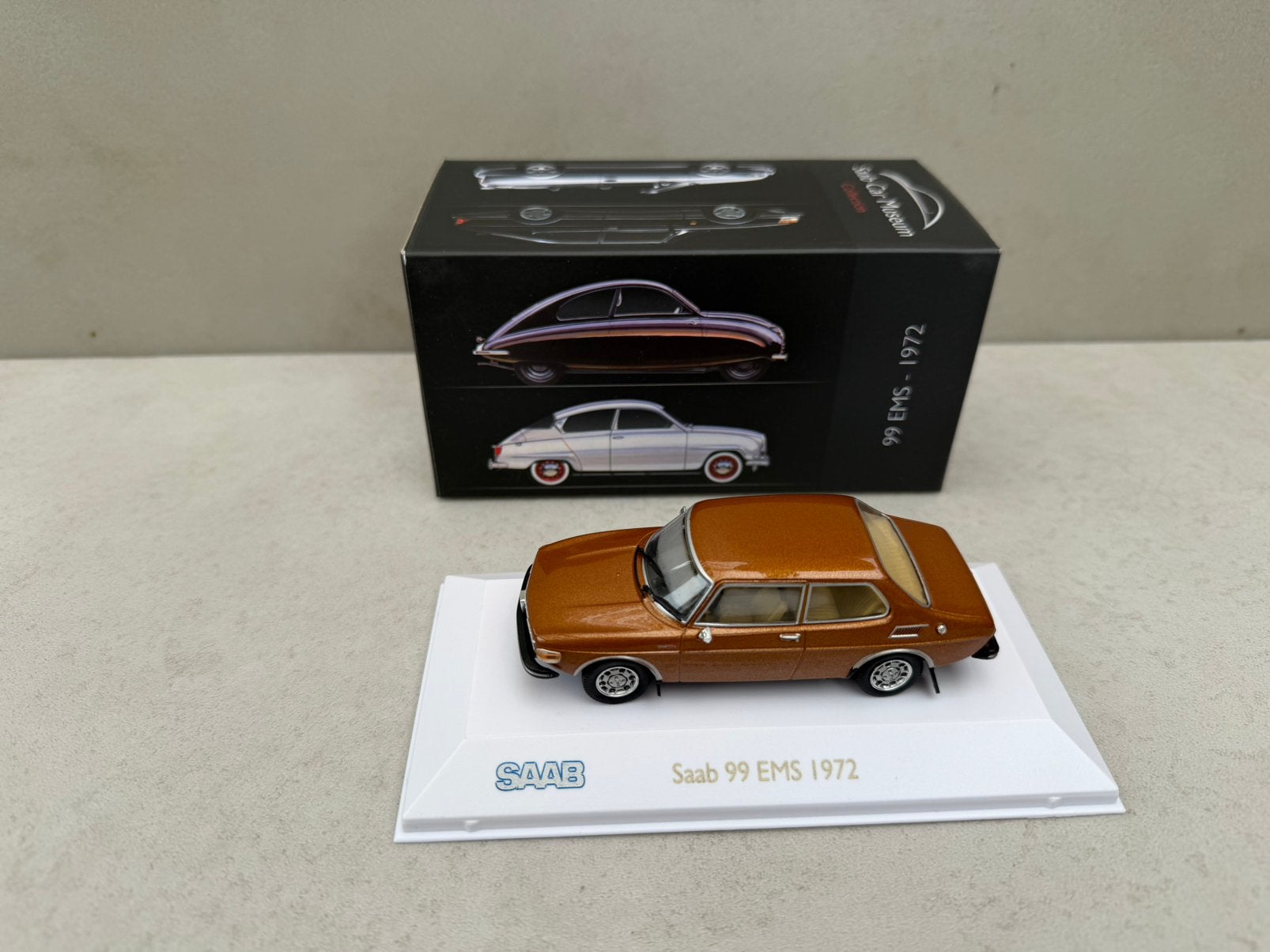 1/43 museum Saab 99 ems (1972). V-21, Ophalen of Verzenden, Zo goed als nieuw, Auto, Overige merken