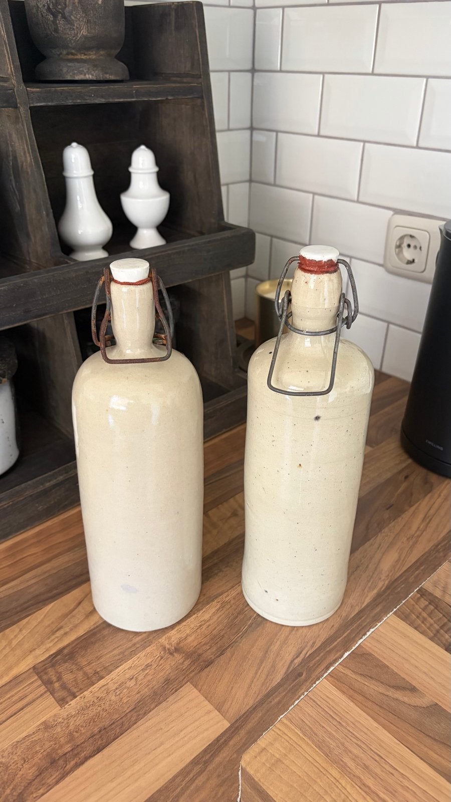 Set van 2 brocante gres flessen/kruiken met beugelsluiting, Ophalen