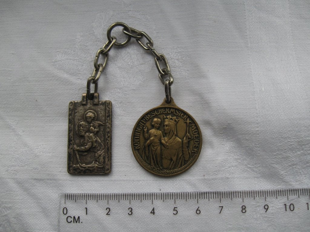 Twee oude religieuze penningen devotie hanger medailles, Ophalen of Verzenden
