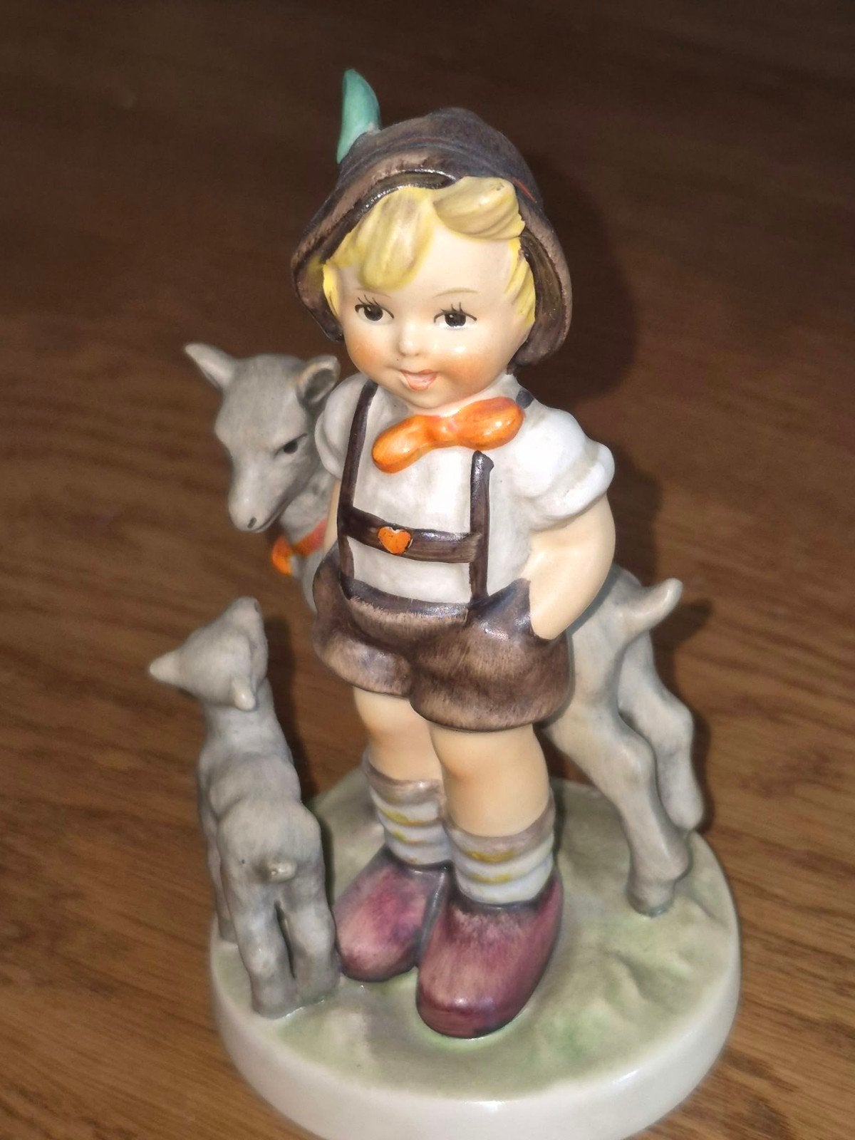 Authentiek Goebel Hummel Beeldje Jongen met Geitjes, Minder dan 20 cm, Ophalen of Verzenden, Steen of Keramiek, Beeld