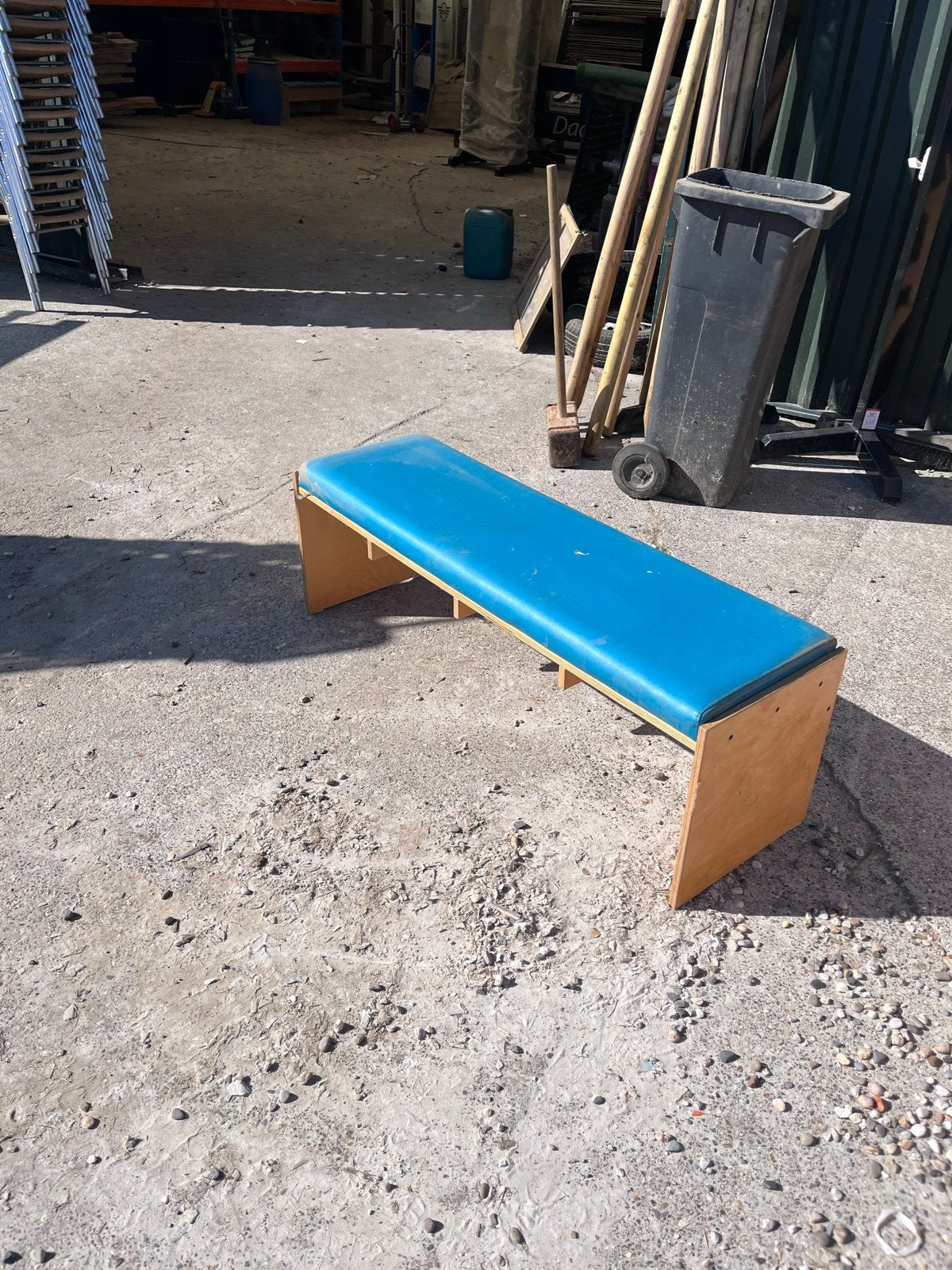 Houten bankje met afneembaar blauw kussen, Ophalen, Gebruikt, Tweepersoons, Hout