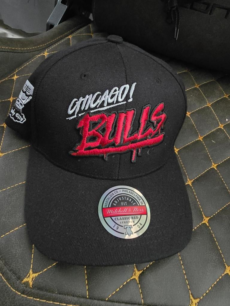CHICAGO BULLS WINDY CITY EXCLUSIVE MITCHELL&NESS CAP, Ophalen of Verzenden, Zo goed als nieuw