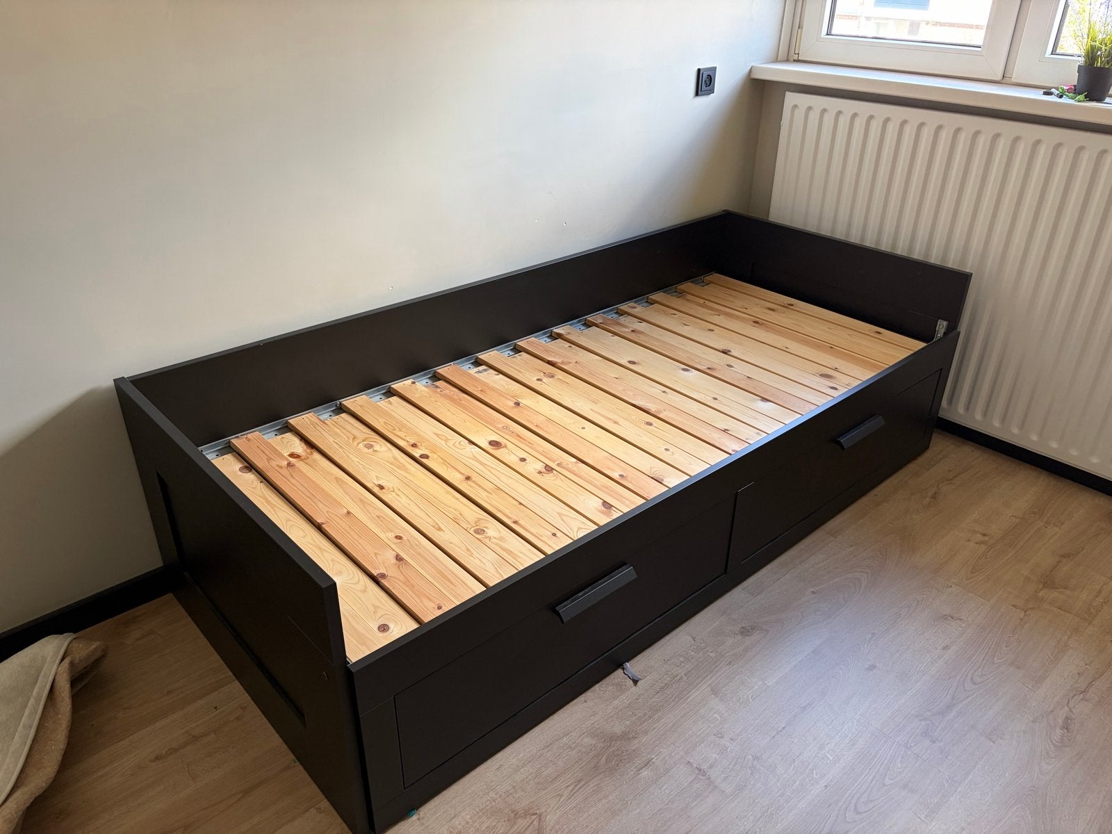 IKEA 1 persoons en 2 persoons bed met 2 lades Zwart, 90 cm, Eenpersoons, Zwart, Ophalen of Verzenden