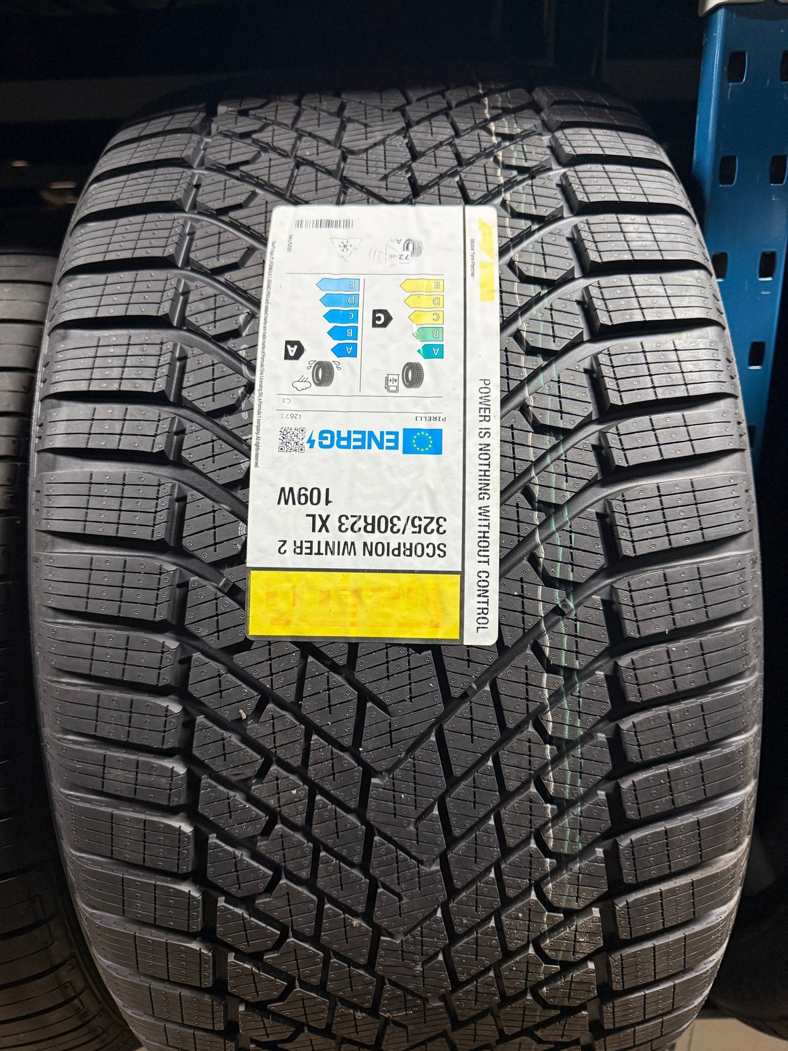 2x 325/30/23 nieuwe Lamborghini Urus Pirelli winterbanden, Auto-onderdelen, Banden en Velgen, -, -, Banden en Velgen, Nieuw