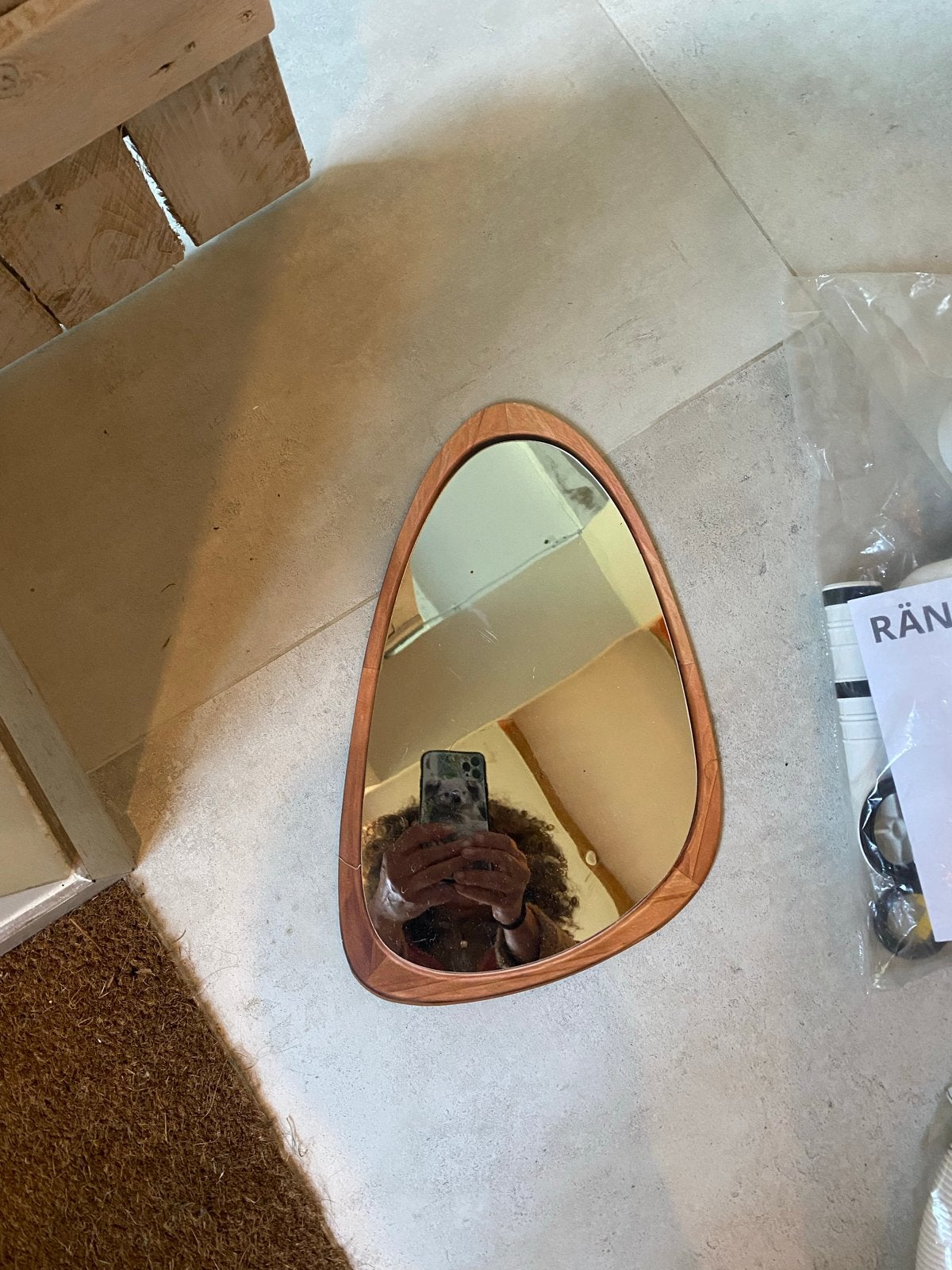 Simpele organische spiegel met houten frame, Huis en Inrichting, Woonaccessoires | Spiegels, Ophalen, Minder dan 50 cm, Zo goed als nieuw