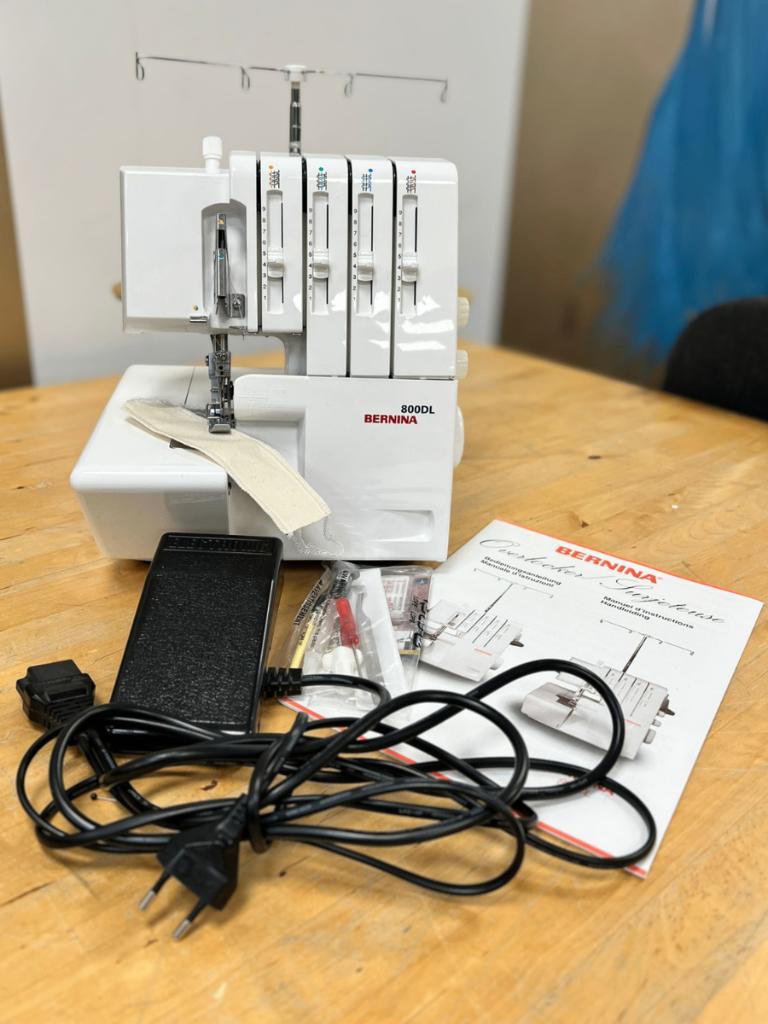 Bernina 800DL - lockmachine, Hobby en Vrije tijd, Ophalen of Verzenden, Gebruikt, Lockmachine, Bernina