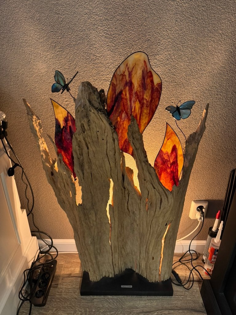 Glas in Lood tiffany hout lamp 2 vlinders Artfromtheheart, Huis en Inrichting, Ophalen, Zo goed als nieuw, Glas, E27 (groot)
