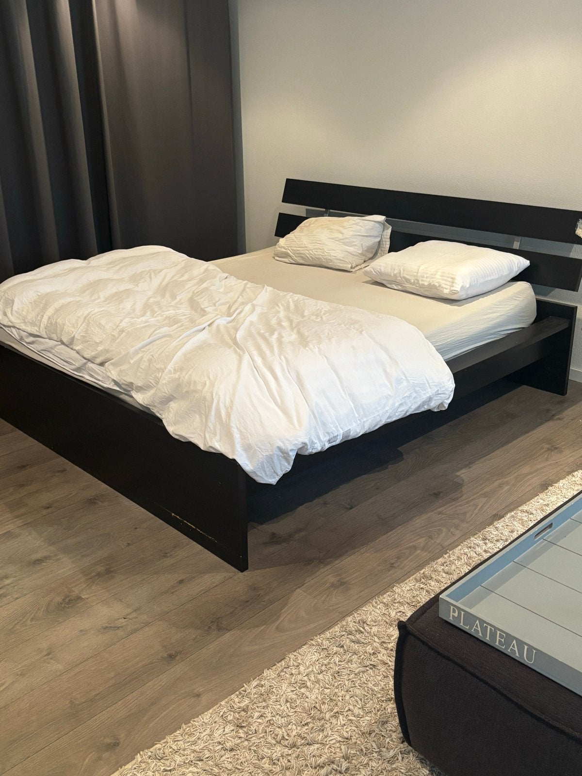 Gratis Tweepersoonsbed zwart met verstebare spiraalbodem, Huis en Inrichting, Ophalen, Gebruikt, Zwart, Tweepersoons