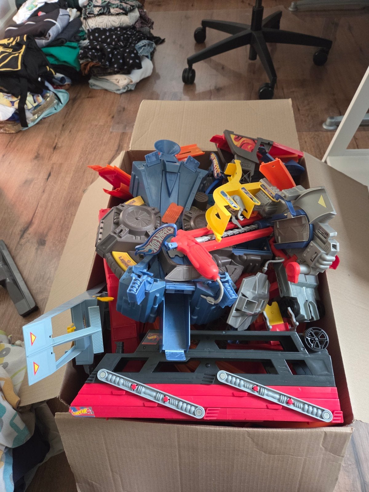 Grote doos Hot Wheels baan onderdelen met truck, Ophalen, Gebruikt