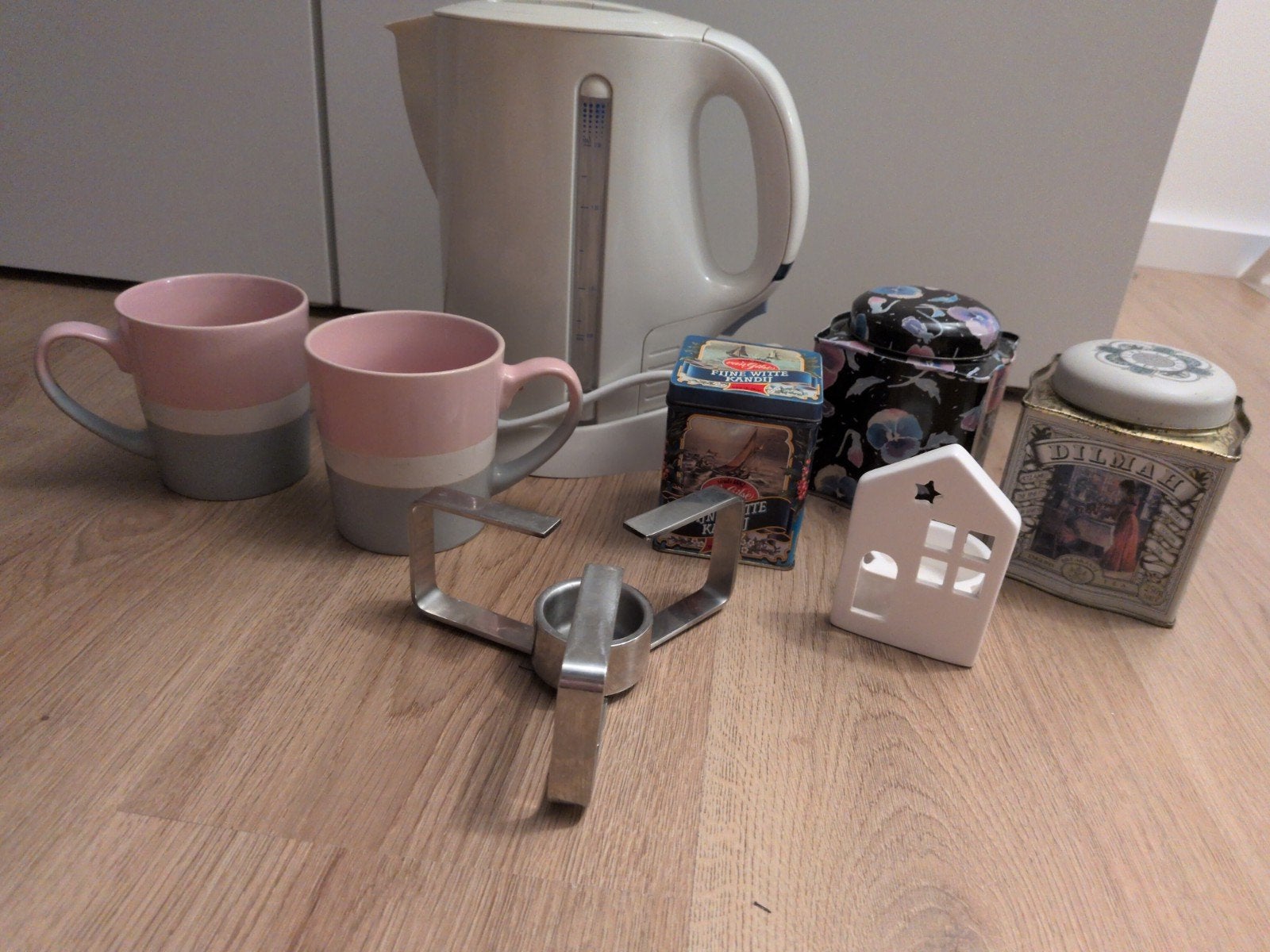 Theeset: waterkoker, mokken, theelicht, theeblikken, Theepot/fluitketel, Ophalen of Verzenden, Zo goed als nieuw