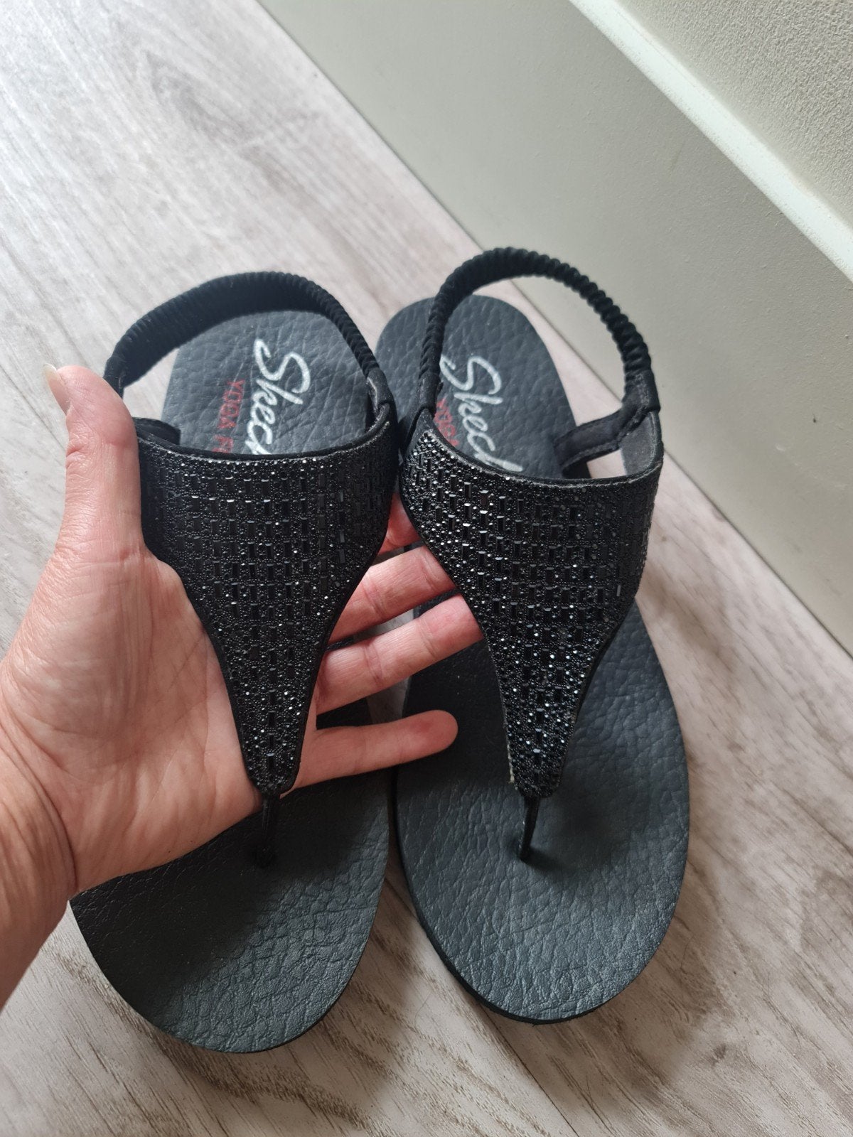 Skechers zwarte sandalen met strass - Maat 37, Skechers, Zwart, Zo goed als nieuw, Sandalen of Muiltjes