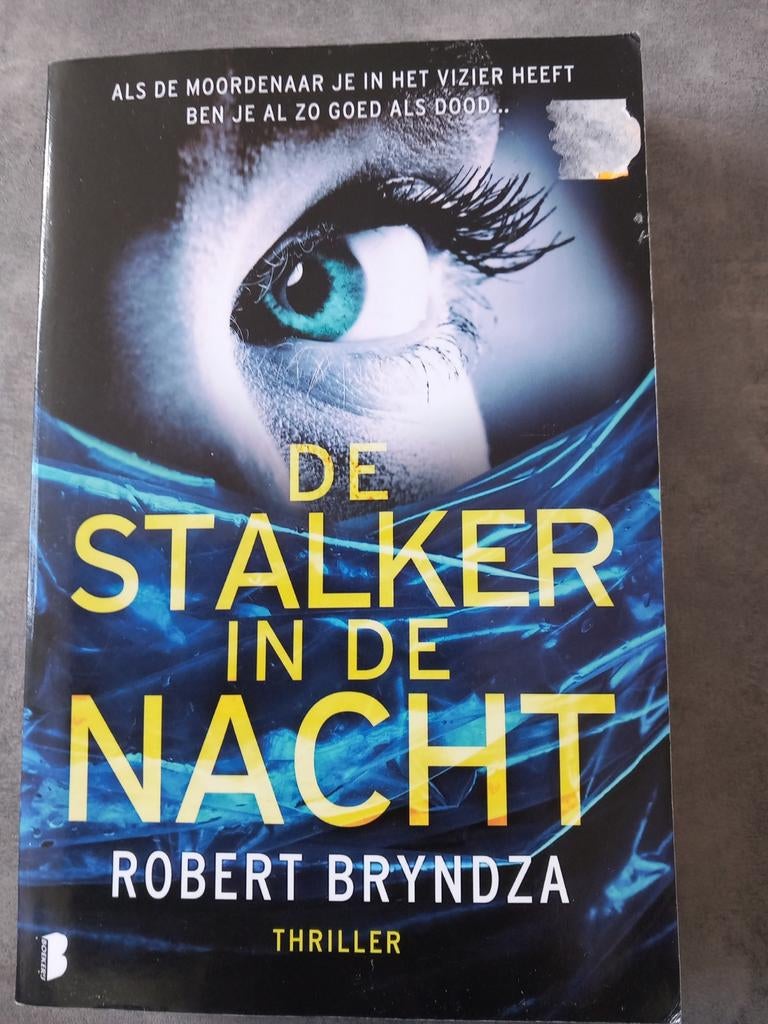 De stalker in de nacht - Robert Bryndza, Ophalen of Verzenden, Gelezen