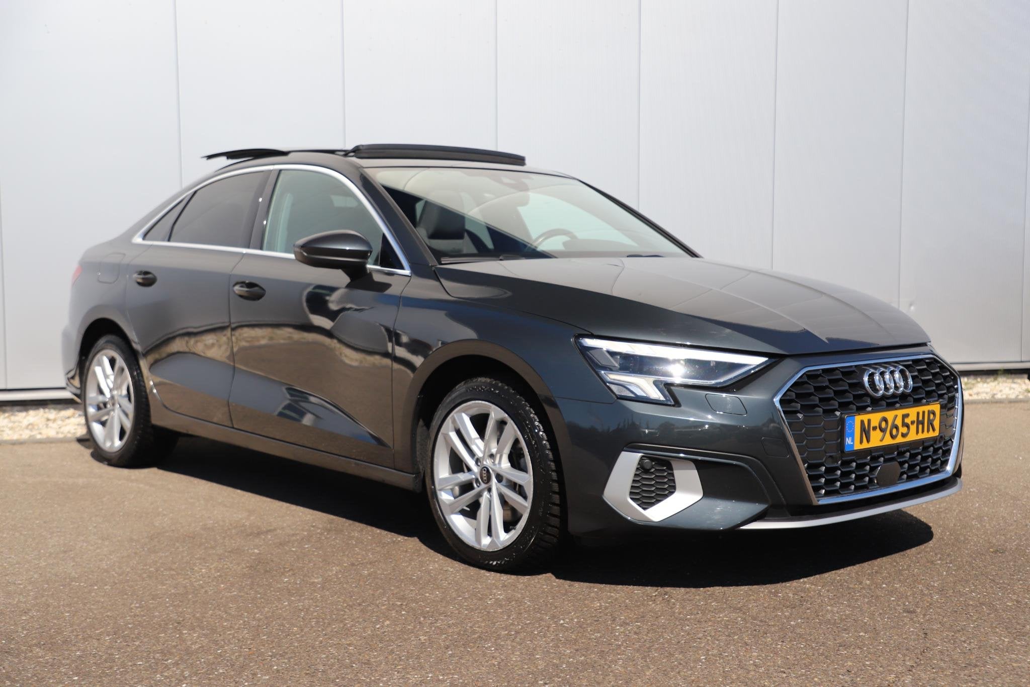 Audi A3 Limousine 30 TFSI Business edition Automaat Panorama, Auto's, Audi, Stof, Gebruikt, Met garantie (alle), Origineel Nederlands