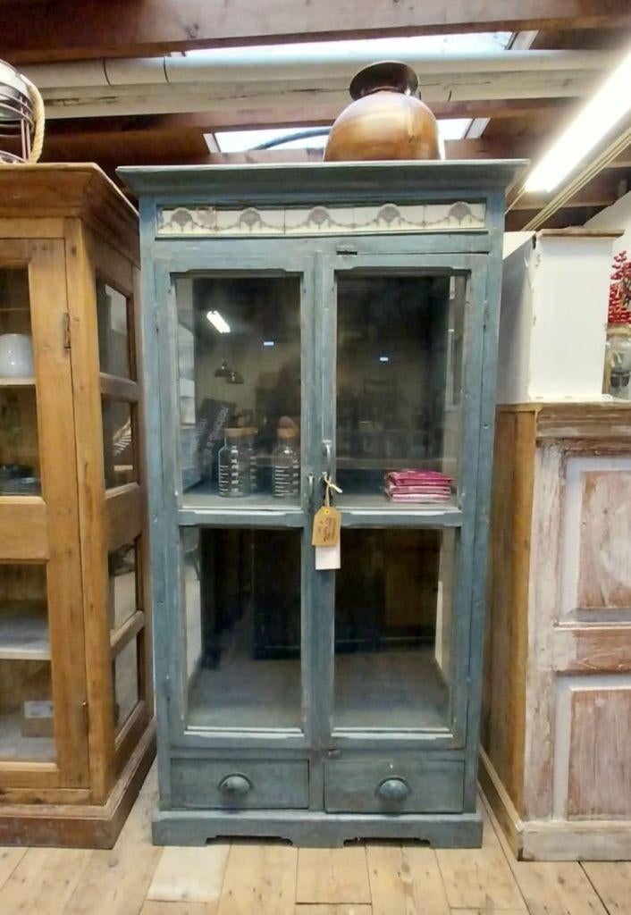 Blauwgrijze vitrinekast India 87 x 47 x 159 cm Nieuw Sale, Huis en Inrichting, Kasten | Vitrinekasten, Met plank(en), -, Glas