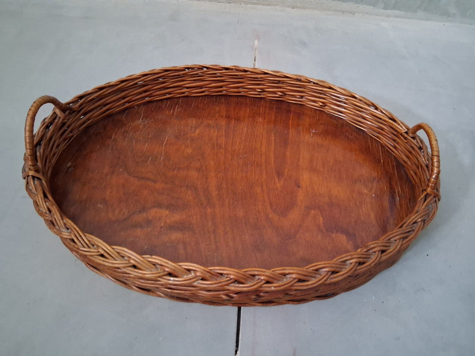 Ovaal houten dienblad met rieten rand en handvatten, Gevlochten, Gebruikt, Ophalen of Verzenden, Dienblad