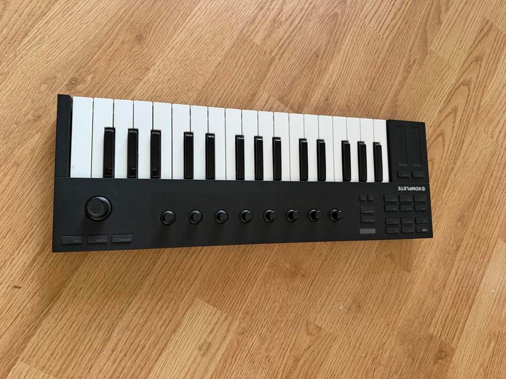 Native Instruments Komplete Kontrol M32, Muziek en Instrumenten, Overige merken, Gebruikt, Midi-aansluiting, Overige aantallen